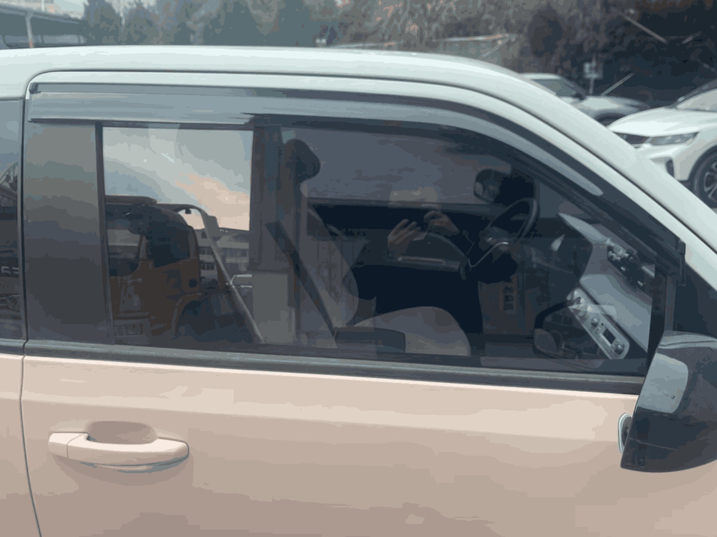 Xevaban.com ở 214 Giải Phóng là đơn vị chuyên cung cấp phụ kiện oto, đồ chơi oto, đồ chơi Wuling Mini EV, phụ kiện Wuling Mini EV, xevaban, 214 giải phóng, vè che mưa Wuling Mini EV, lưỡi che mưa Wuling Mini EV, vè che mưa cửa sổ Wuling Mini EV